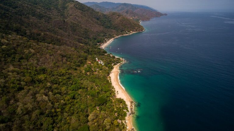 Toma aérea de playa Las Ánimas