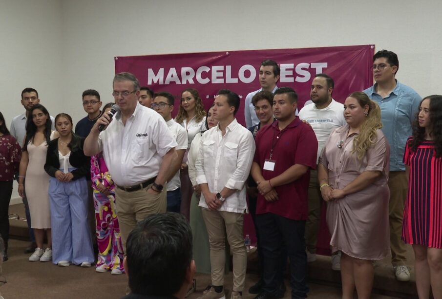 Marcelo Ebrard hablando con el micrófono