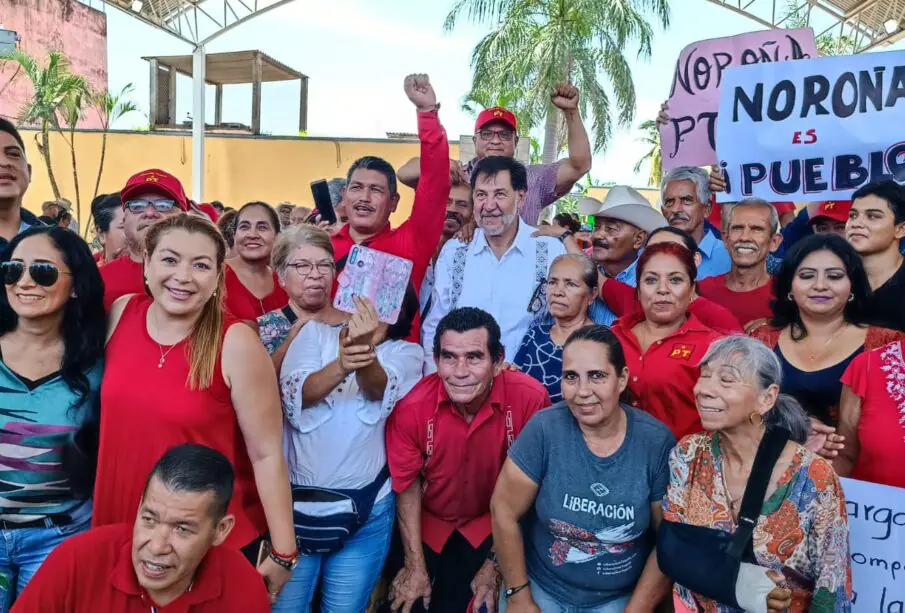 Gerardo Noroña con acompañantes