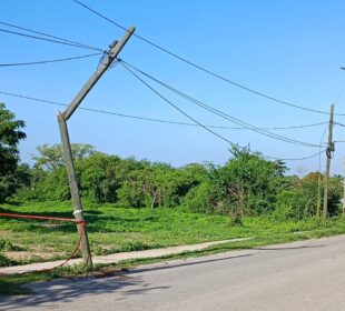 poste de luz a punto de caer