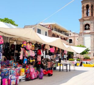 Puesto con mochilas a la venta