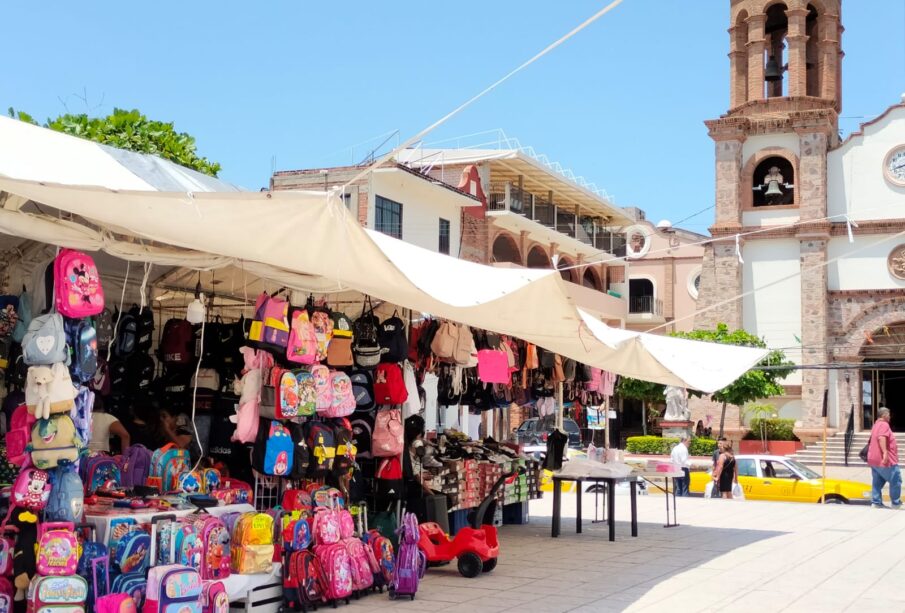 Puesto con mochilas a la venta