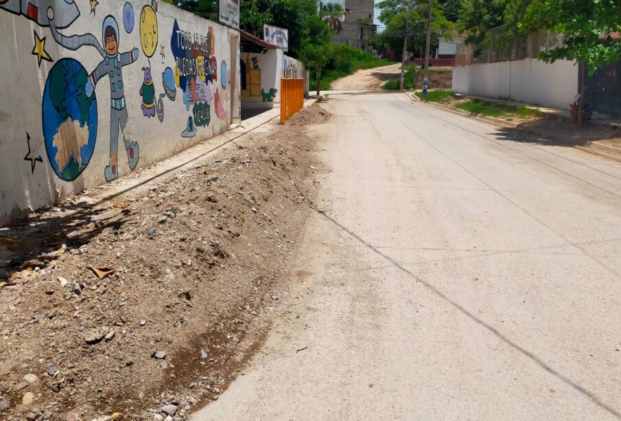 tierra acumulada al costado de escuela