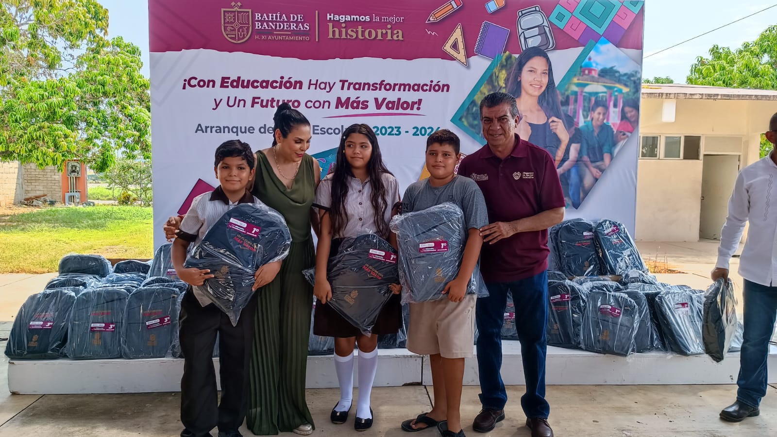 Alumnos recibiendo útiles escolares.