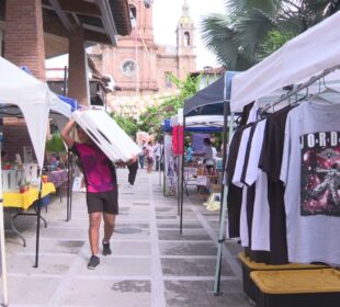 Venta de ropa y comida en la plaza de armas de PV