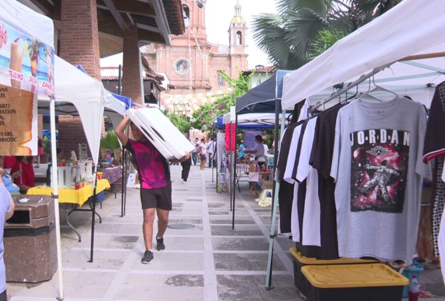 Venta de ropa y comida en la plaza de armas de PV