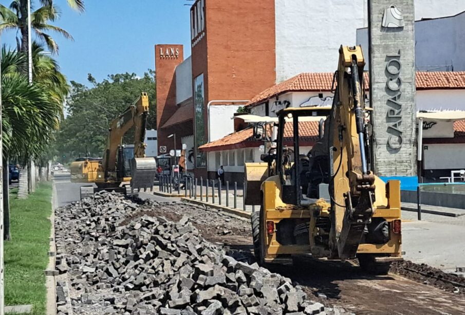 Maquina reparando el boulevard Medina Ascencio.