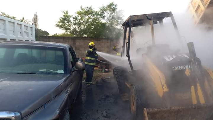 Bombero rociando agua en maquinaria