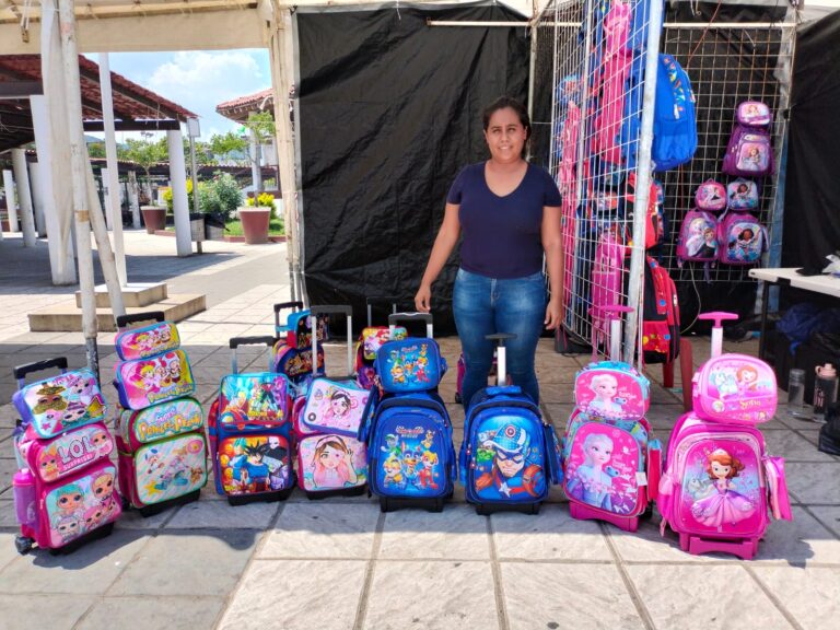 Señora vendiendo mochilas escolares