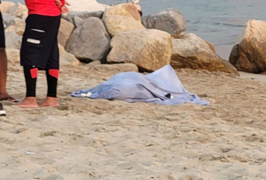 Persona fallecida cubierta con una manta
