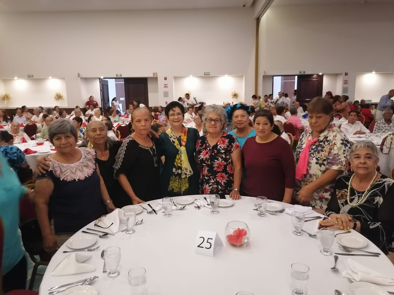 Mujeres adultas mayores en evento del Día del Adulto Mayor