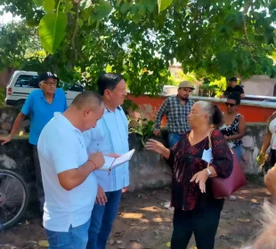 Vecinos de La Floresta conversando con alcalde Michel