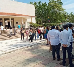 Alumnos y personal del CUCosta frente al auditorio por sismo