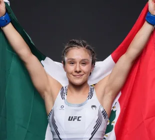 Alexa Grasso sosteniendo bandera