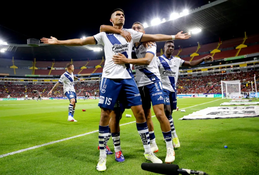 Jugadores del Puebla festejando un gol