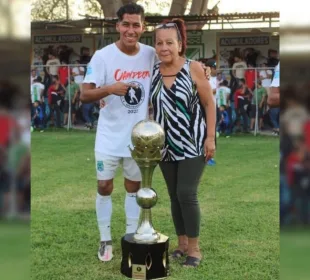 Omar Segovia Hernández con su mama y trofeo