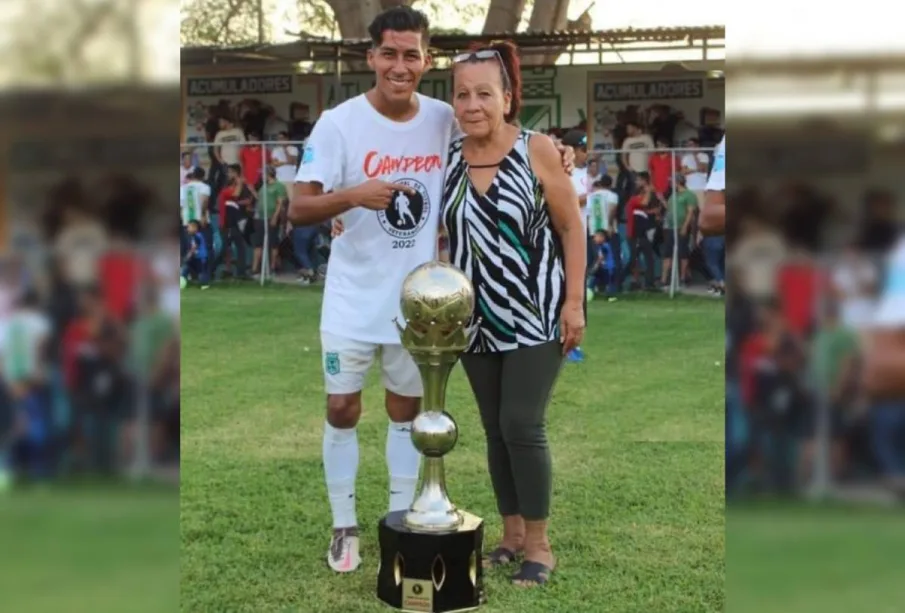 Omar Segovia Hernández con su mama y trofeo