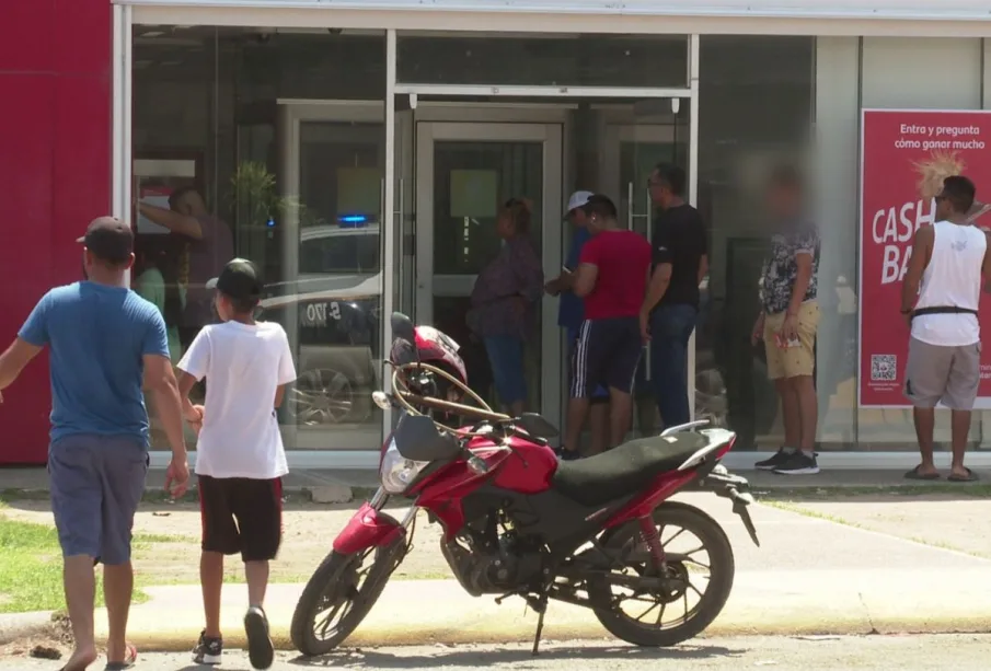 Personas formadas en un banco