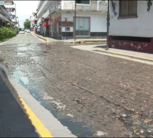 Fuga de agua en el centro.