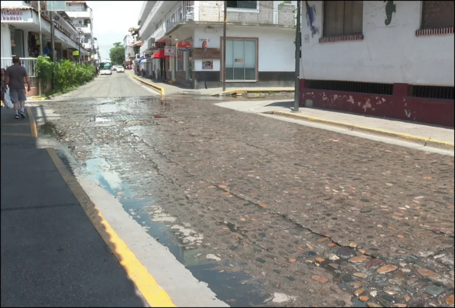 Fuga de agua en el centro.