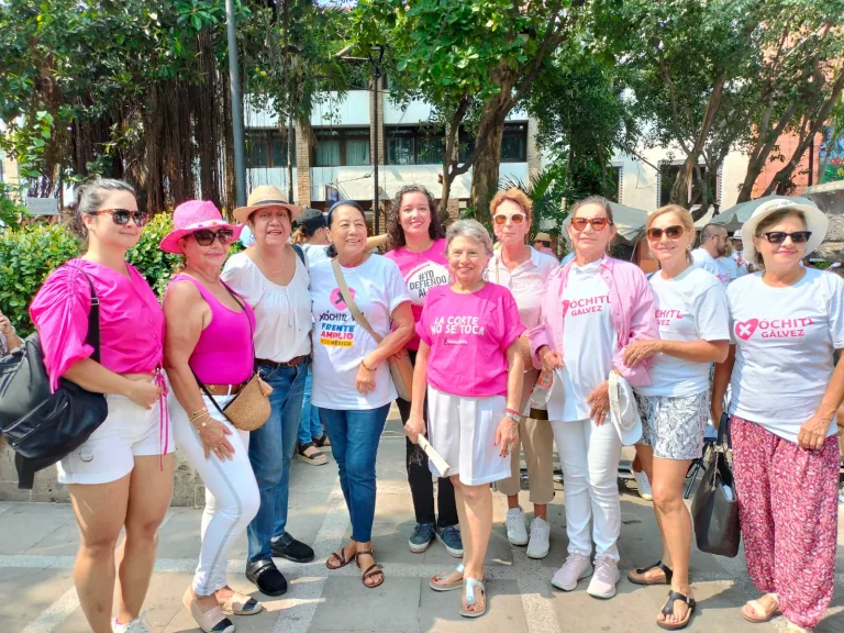 Mujeres vallartense apoyando a Xóchitl