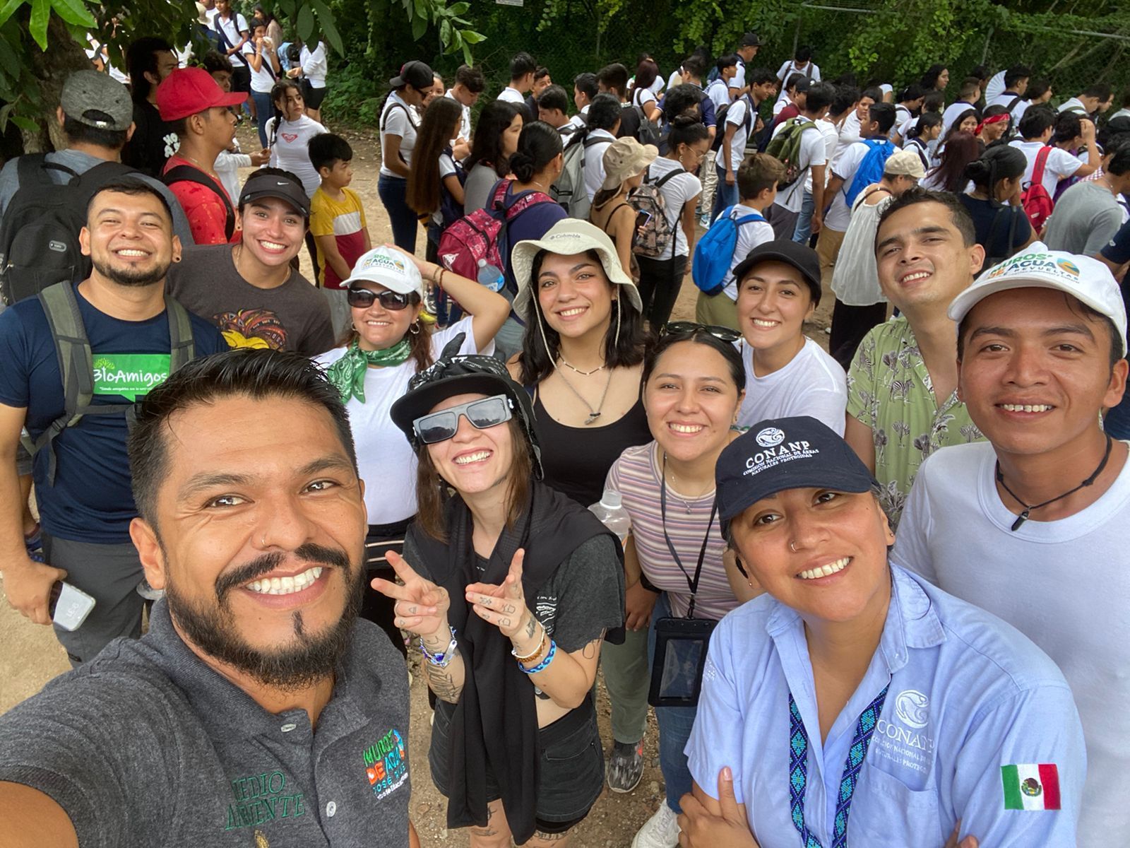 Estudiantes en reforestación de El Salado