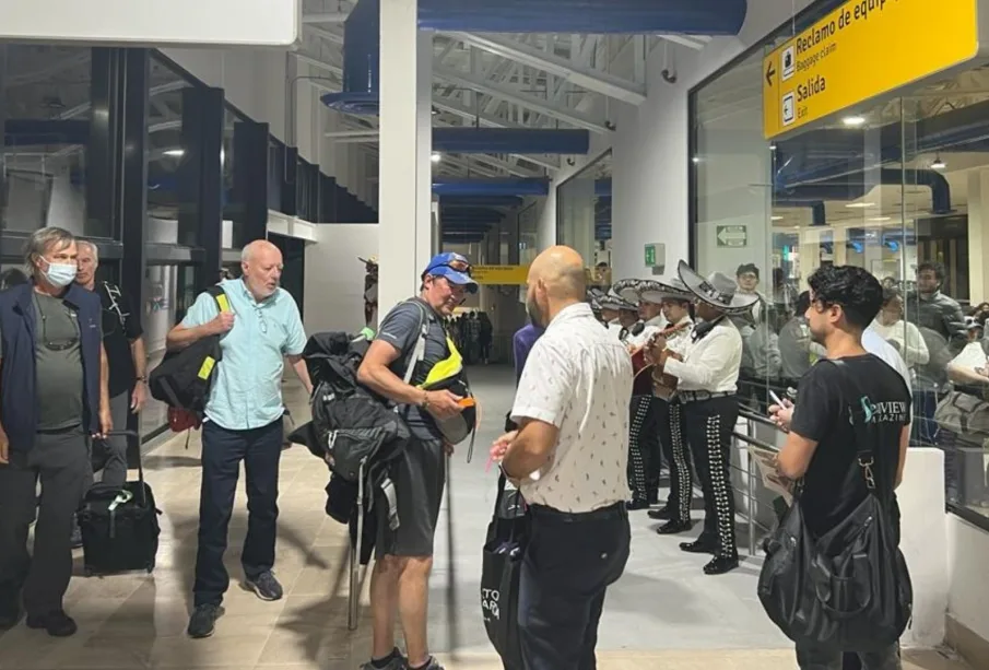 Turistas en el Aeropuerto de Puerto Vallarta.