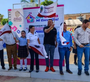 Autoridades dando banderazo de obra en plantel educativo