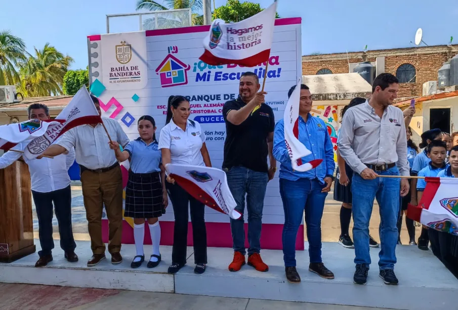 Autoridades dando banderazo de obra en plantel educativo