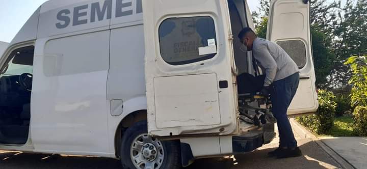 Trabajador de la semefo subiendo cuerpo