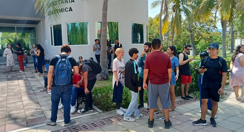 Estudiantes del CuCosta evacuados por sismo