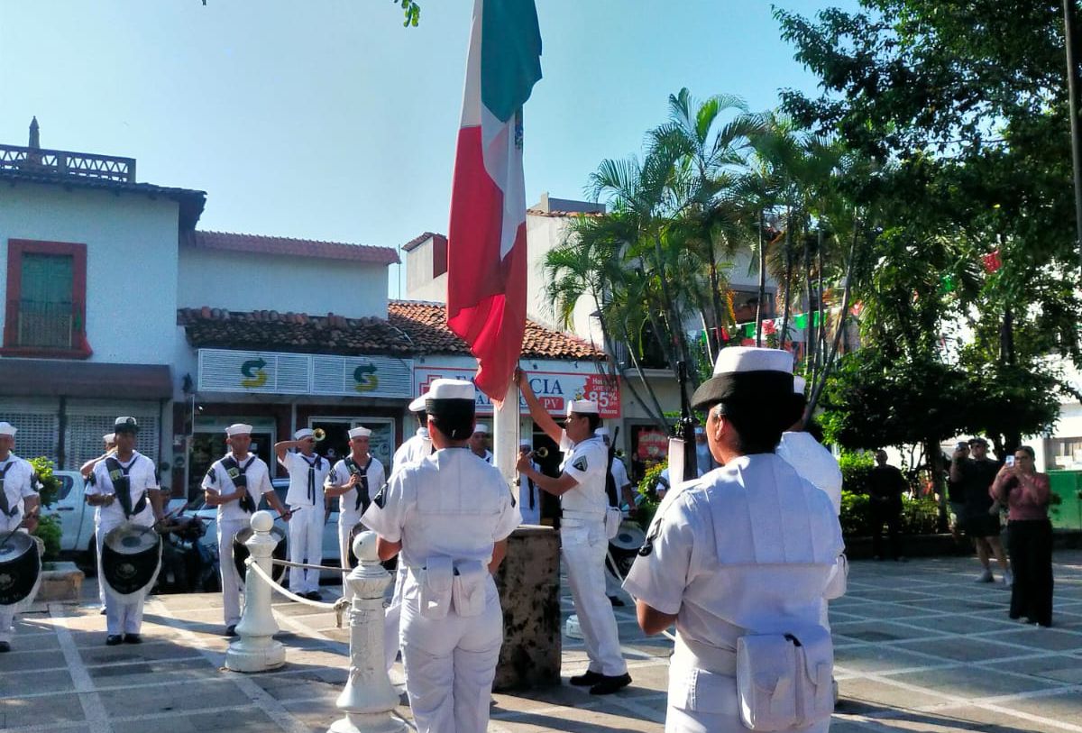 Marinos haciendo honores a la bandera