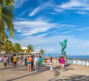 Turistas en malecón