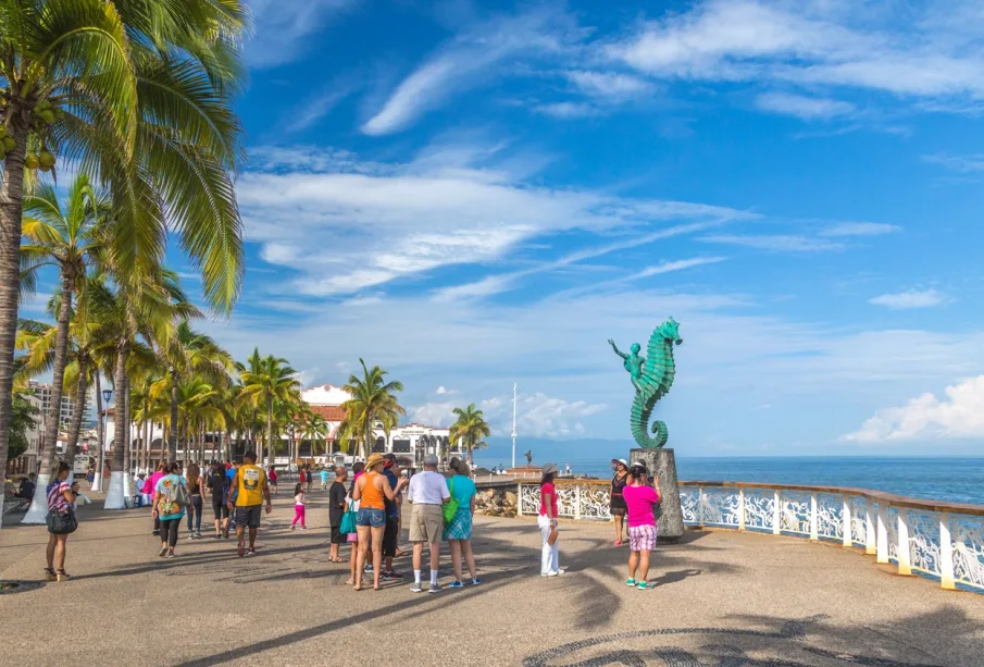 Turistas en malecón