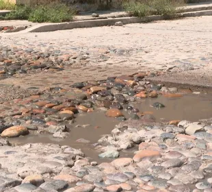 Agua estancanda en calle empedrada