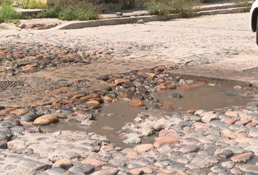 Agua estancanda en calle empedrada