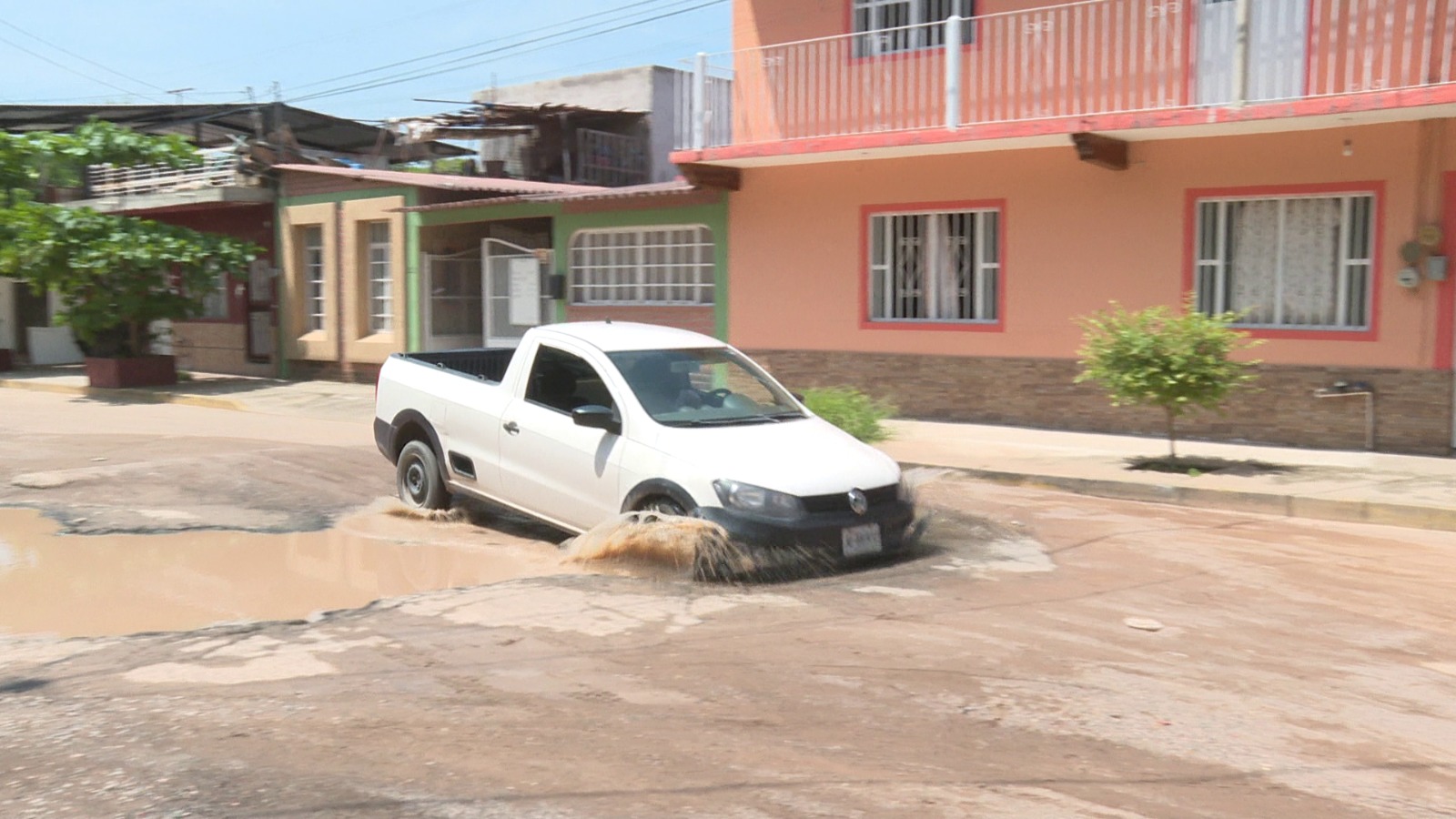 Automóvil pasando por un bache