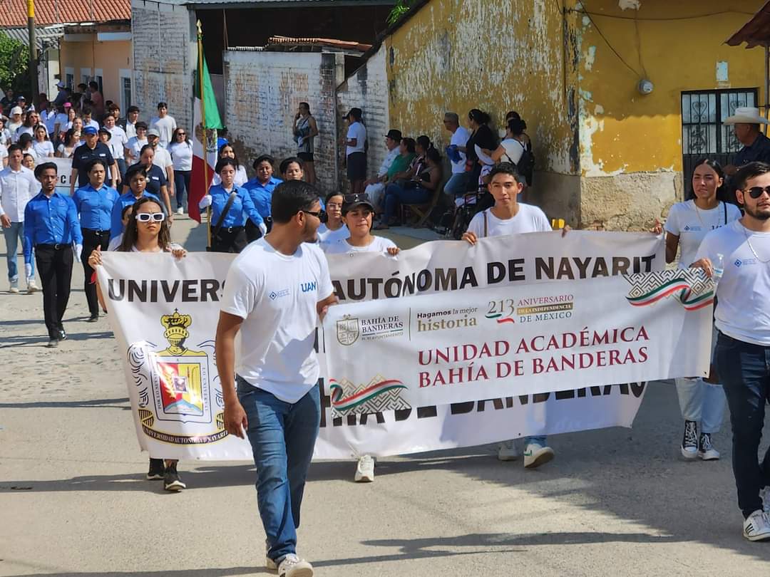 Desfile militar en Valle de Banderas