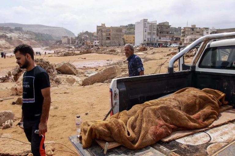 Cadaver en camioneta por inundaciones en Libia
