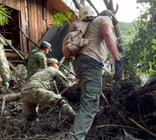 Militares en operativo de auxilio