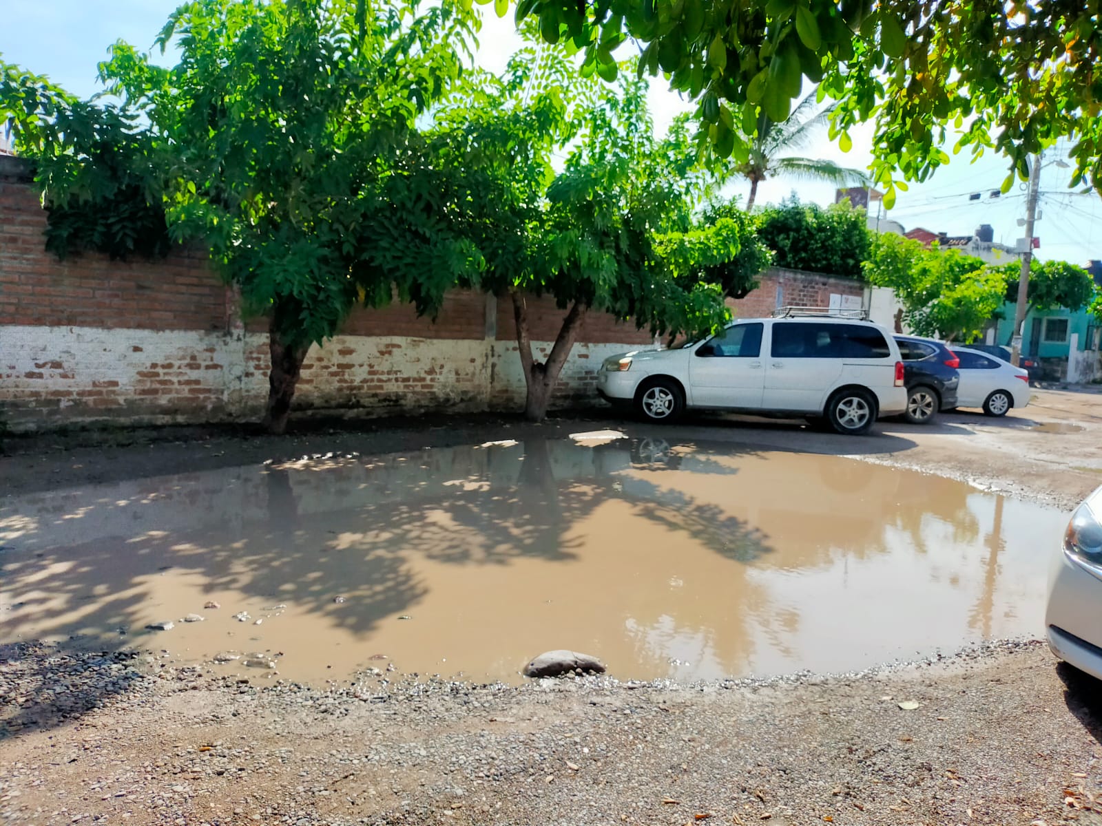 Charco de agua a mitad de la calle en La Floresta