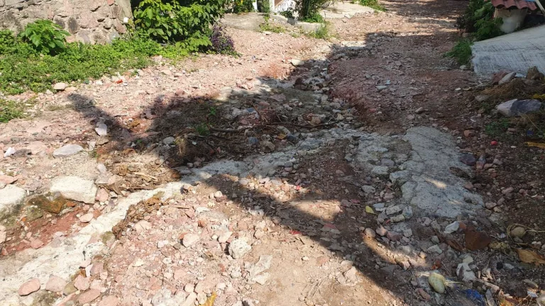 Calle de terraceria con muchas piedras y grietas