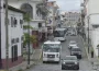 Transporte pública y carros transitando por calles de vallarta