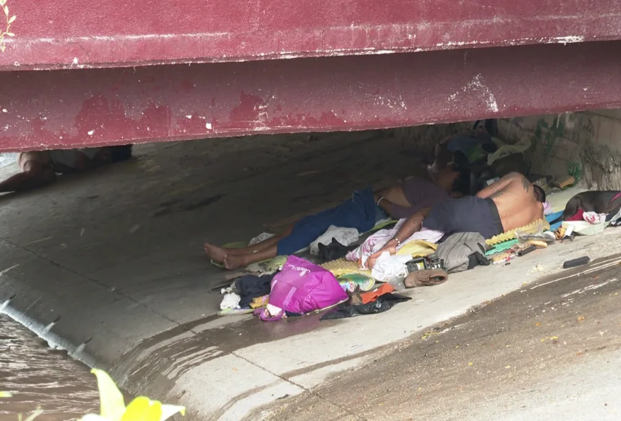 Indigentes durmiendo bajo puente