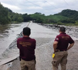 Oficiales de PC vigilan río crecido