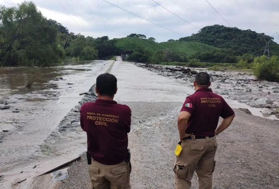 Oficiales de PC vigilan río crecido