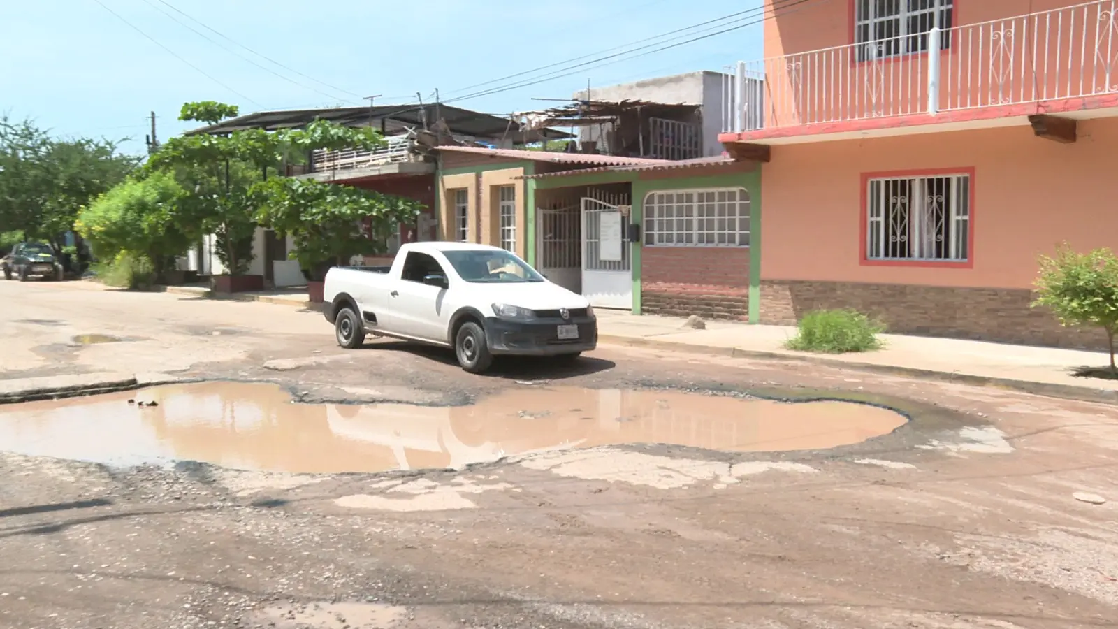 Automóvil antes de pasar por un bache
