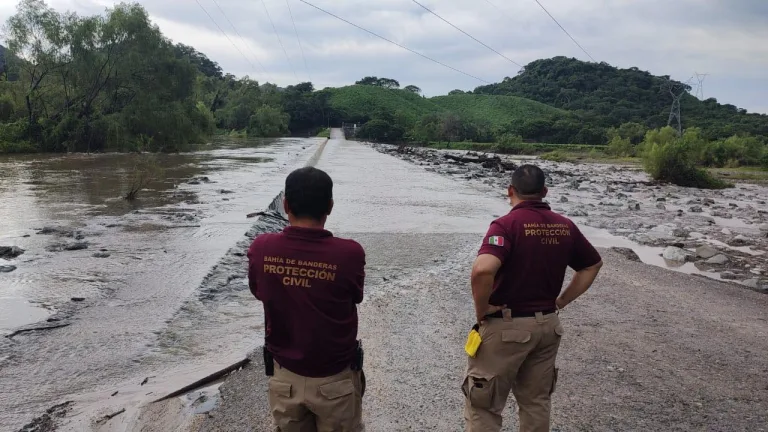 PC revisando crecida de arroyo en Autlán de Navarro