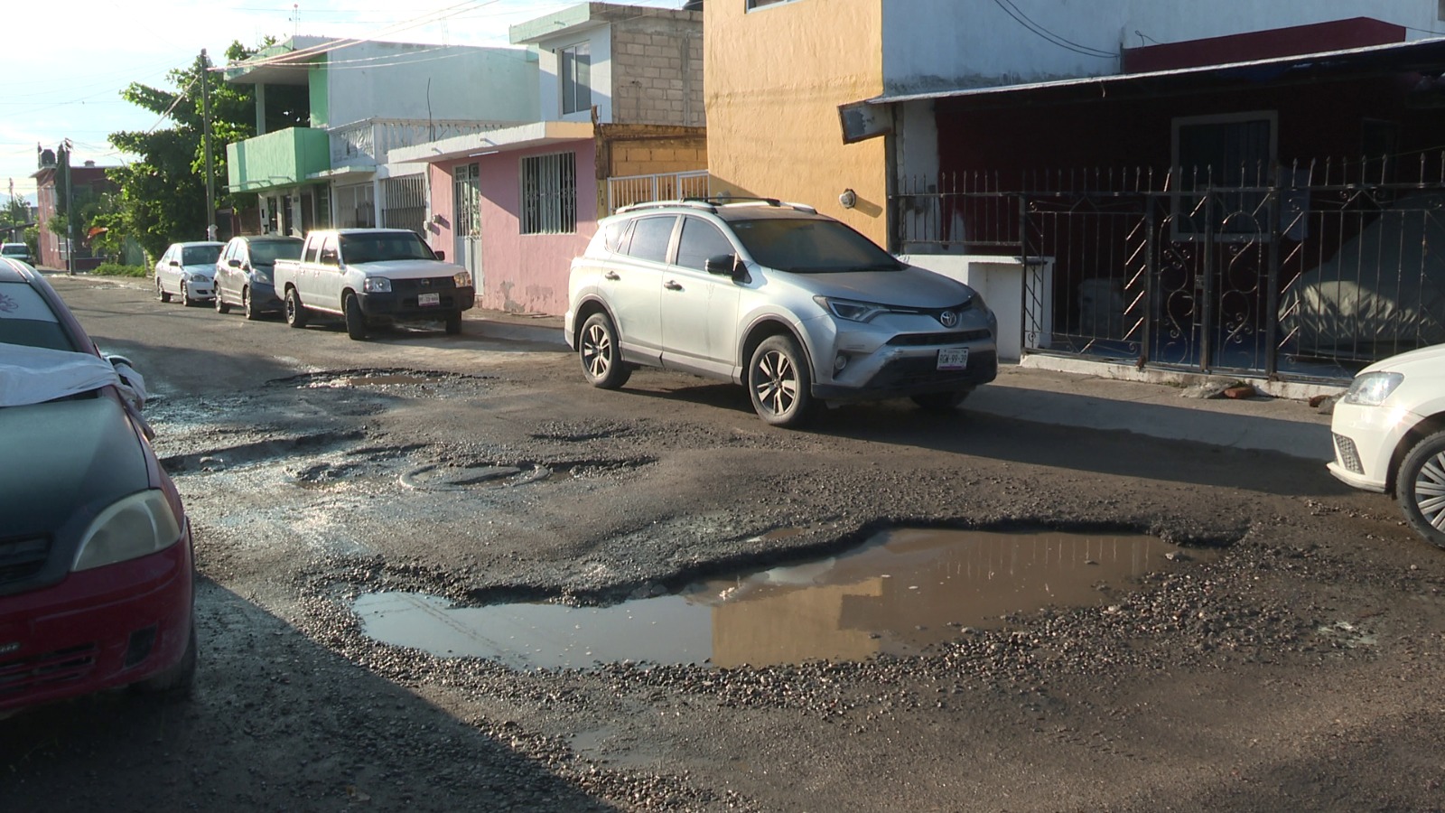 Charco en calle de Valle Dorado.