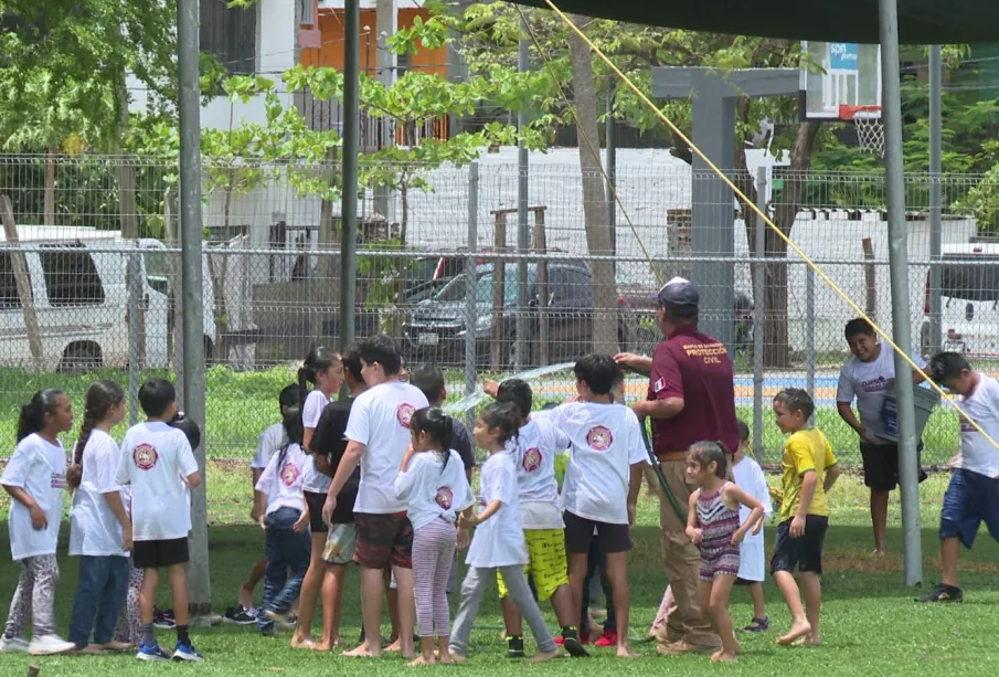 Niños en taller de Protección Civil de Bahía de Banderas.